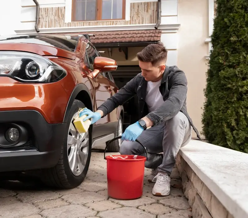 Lavage auto à domicile Malleret-Boussac : professionnel intervenant sur un véhicule